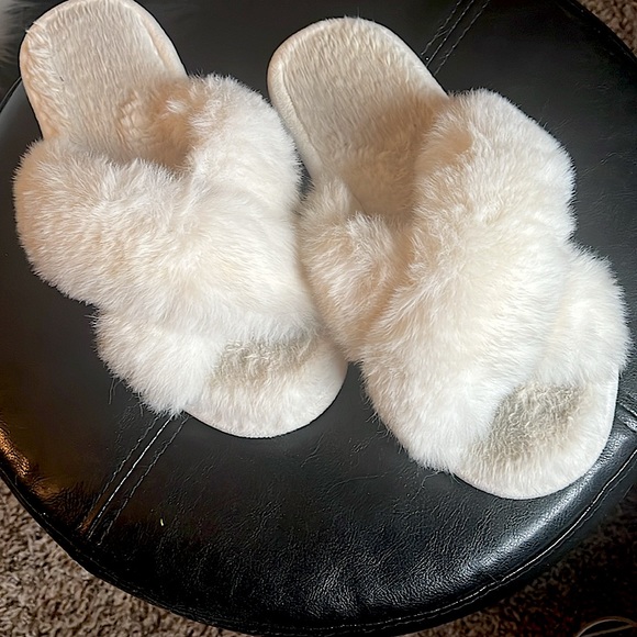 Cross Band White Fuzzy Slippers - Picture 4 of 4